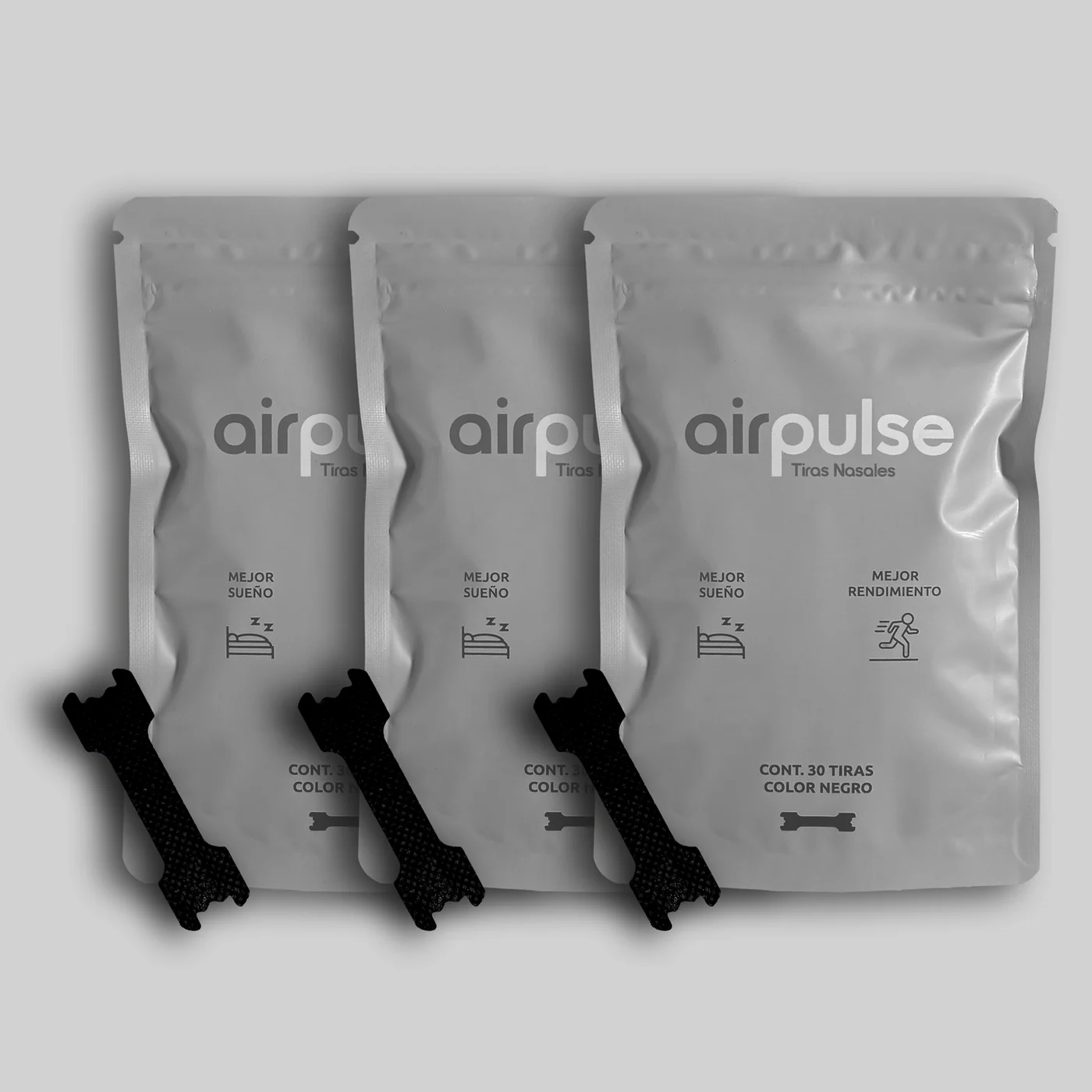 Tres bolsas de tiras nasales Airpulse con una tira negra frente a cada una